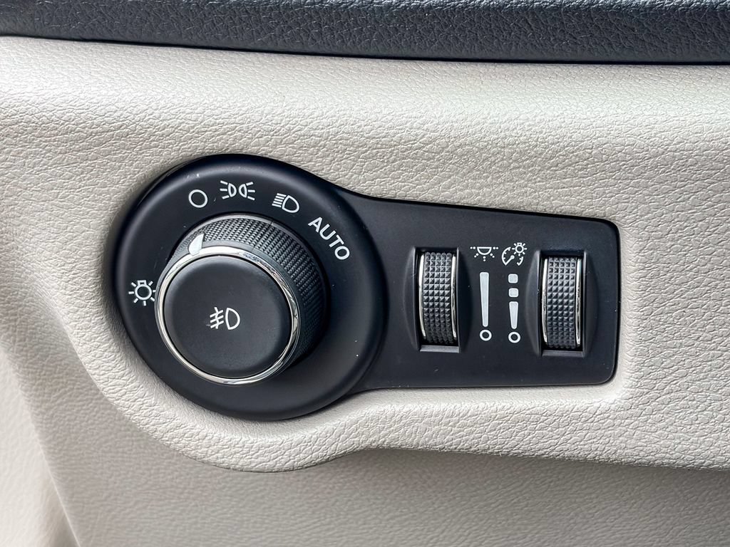Used 2017 Chrysler Pacifica Limited w/ UConnect Theater Package FWD image 50