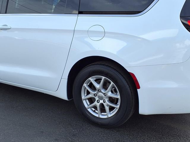 Used 2024 Chrysler Pacifica Touring-L FWD image 25
