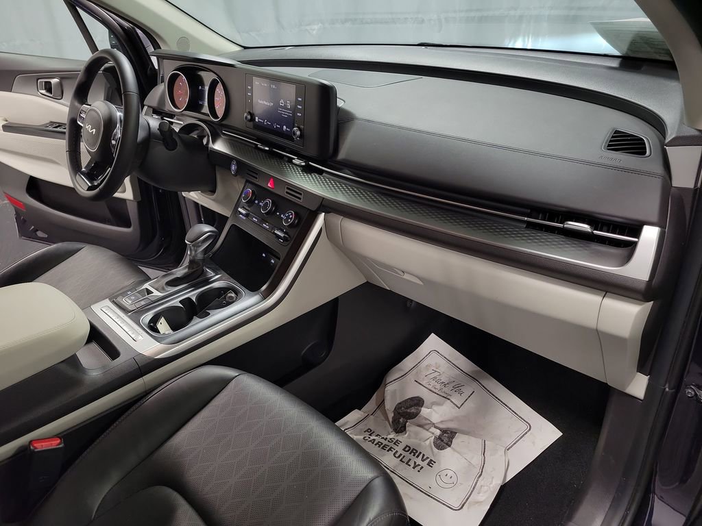 Used 2024 Kia Carnival LX image 24