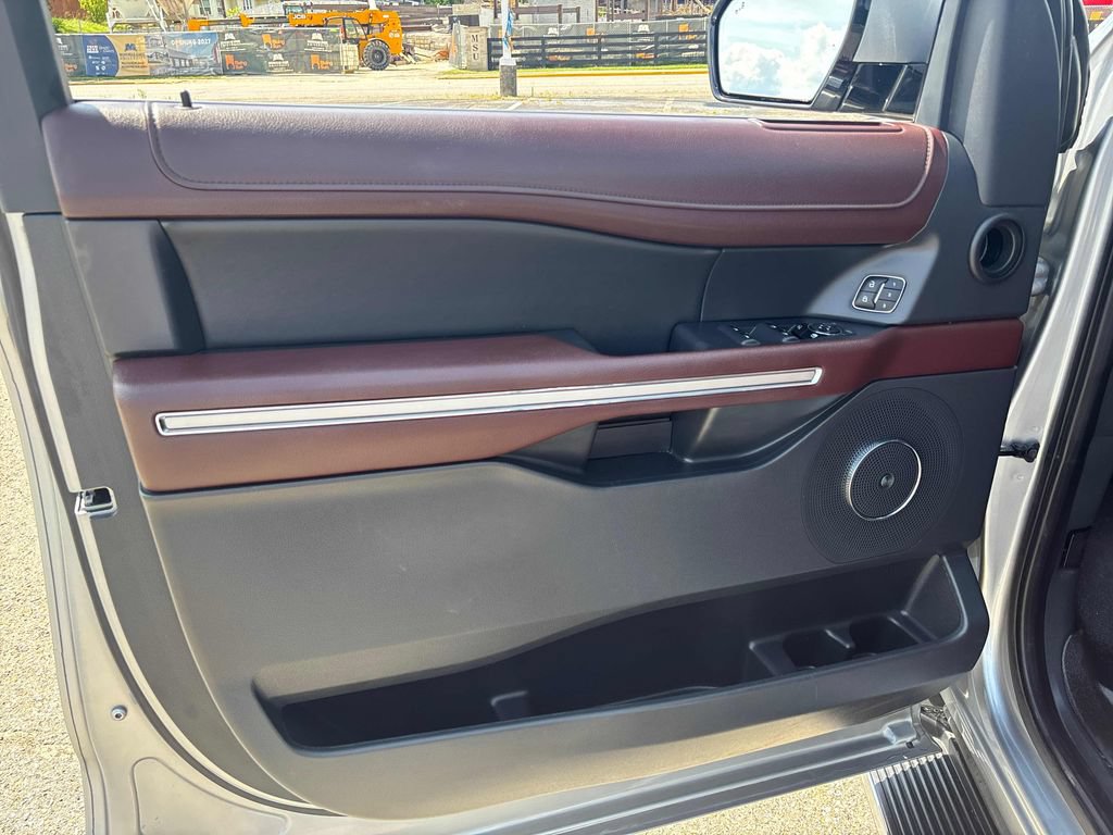 Used 2023 Ford Expedition Limited AWD/4WD image 9