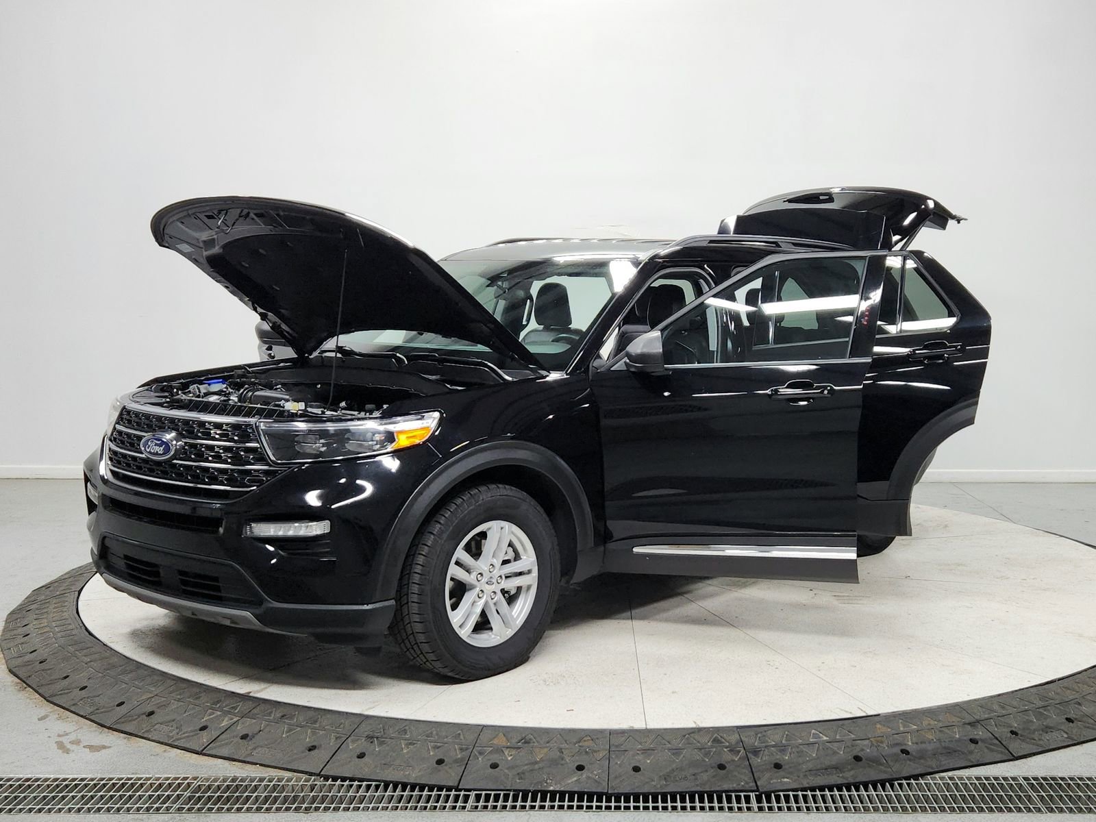 Used 2024 Ford Explorer XLT w/ Equipment Group 202A image 11