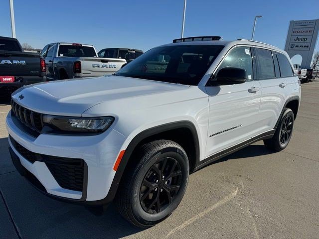 New 2026 Jeep Grand Cherokee Altitude image 3