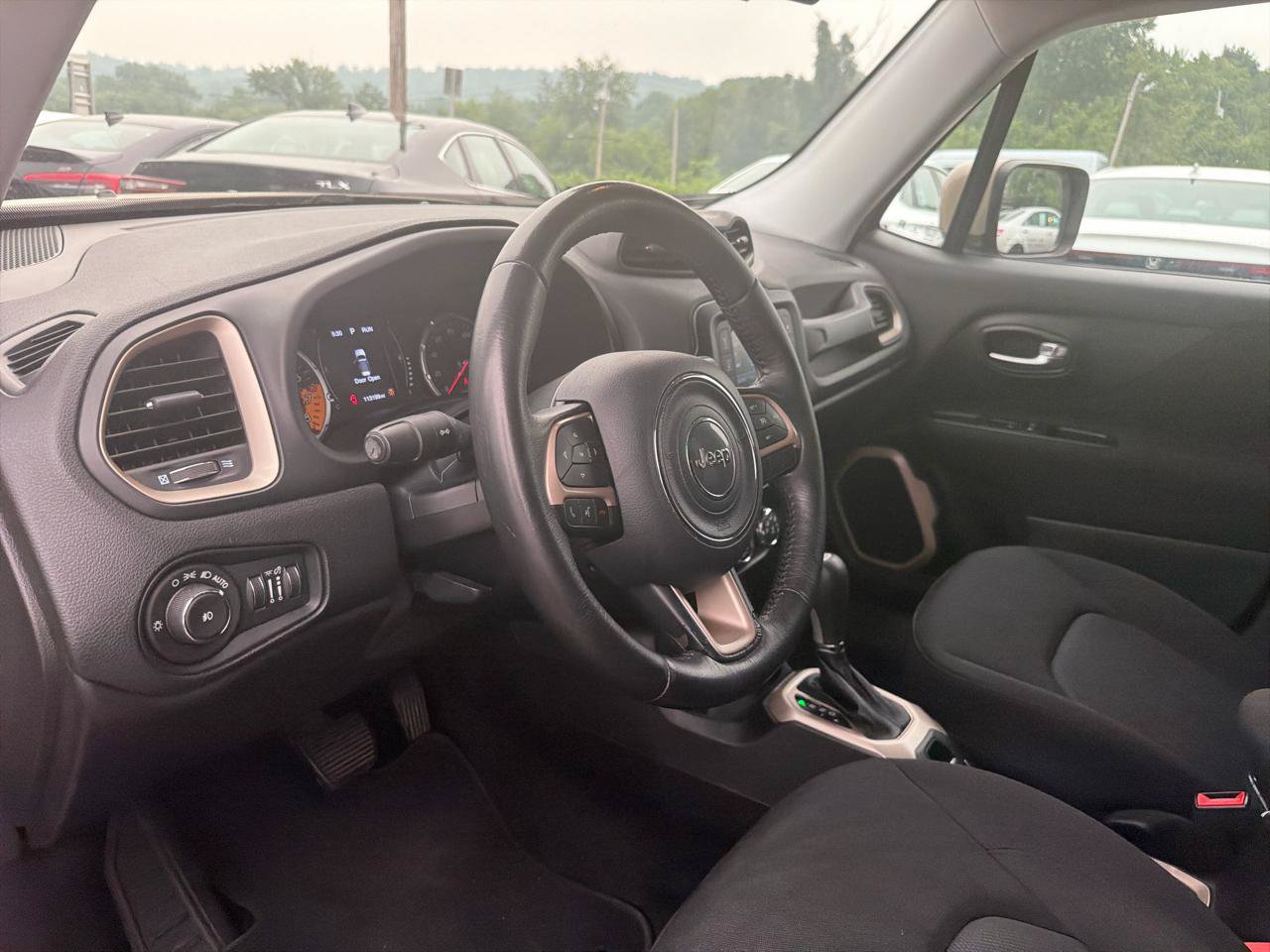 Used 2016 Jeep Renegade Latitude FWD image 18