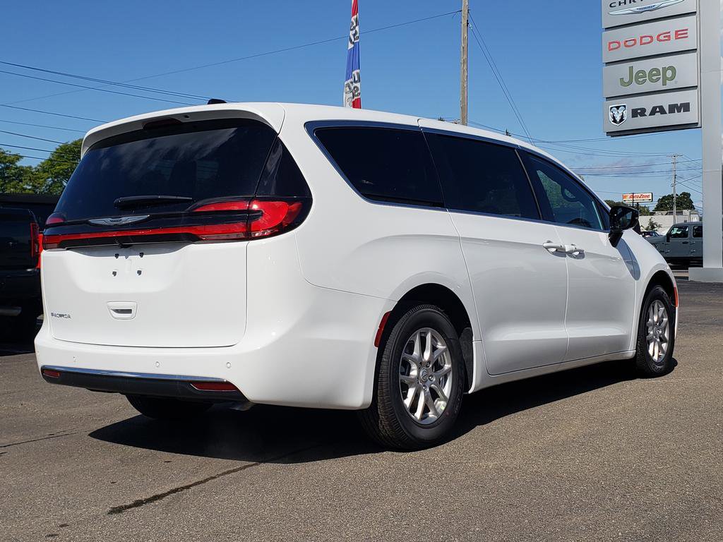 New 2026 Chrysler Pacifica Select image 8
