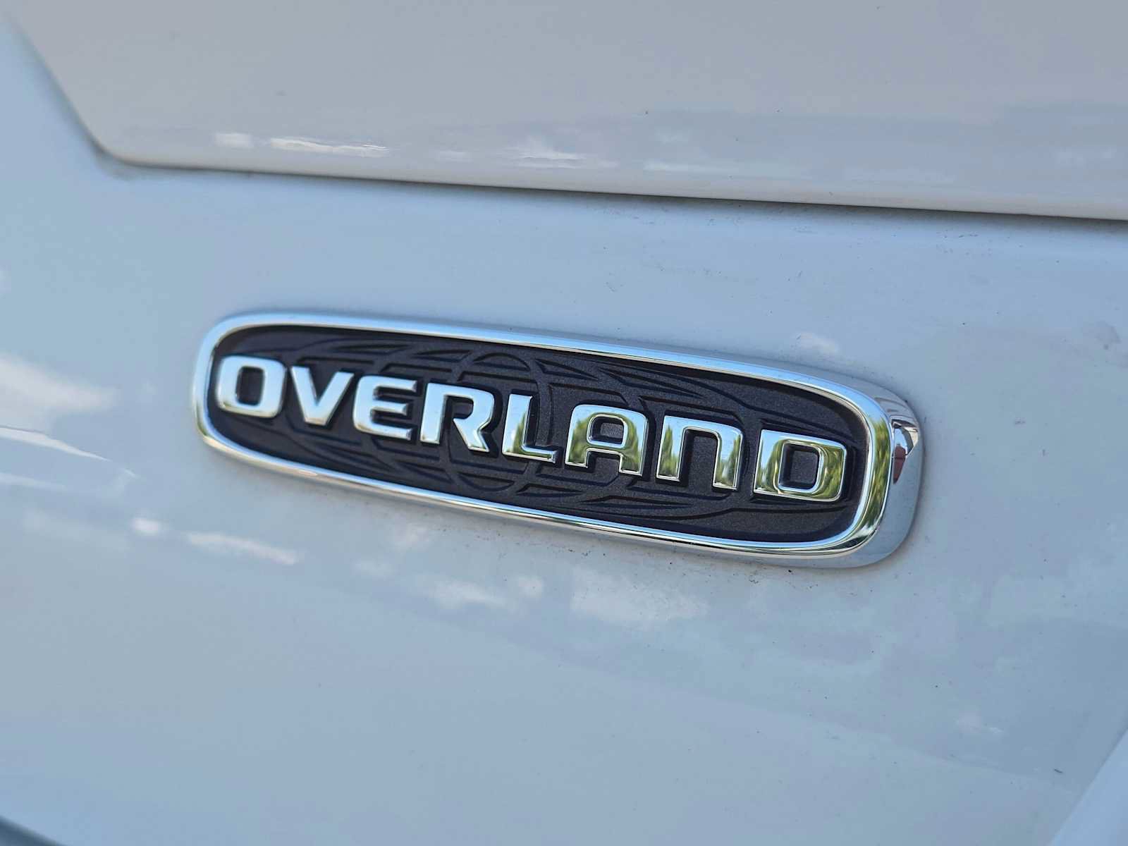 Used 2023 Jeep Grand Cherokee Overland w/ Luxury Tech Group IV AWD/4WD image 14