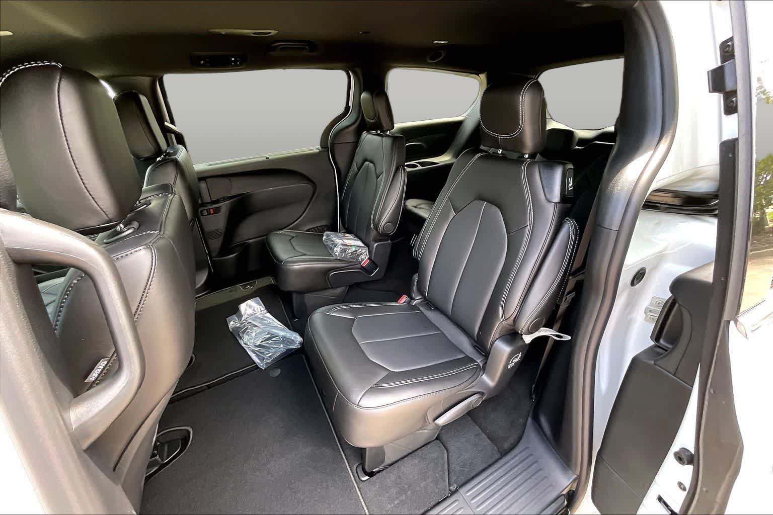 New 2027 Chrysler Pacifica Select FWD image 21