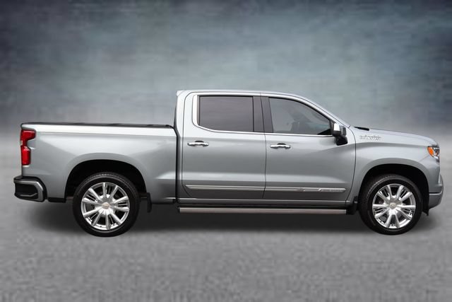 Used 2025 Chevrolet Silverado 1500 High Country w/ High Country Premium Package AWD/4WD image 2