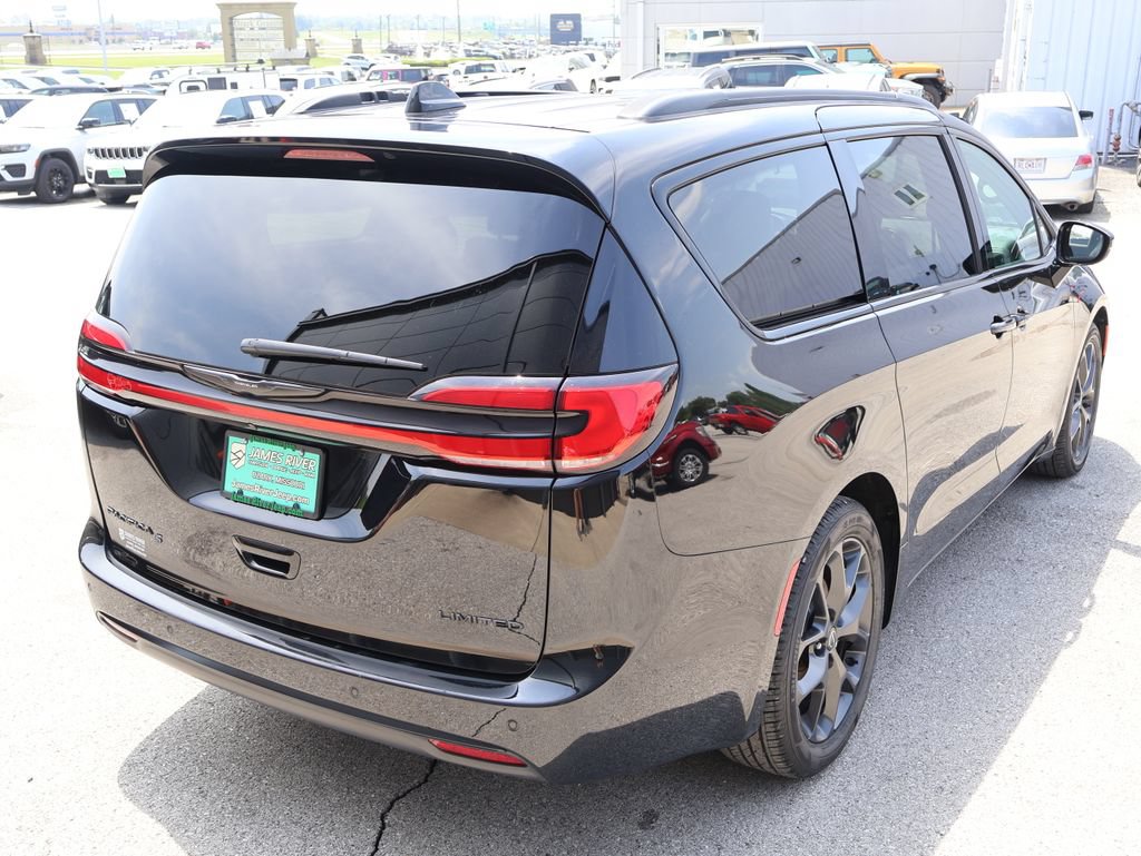 Used 2025 Chrysler Pacifica Limited FWD image 5