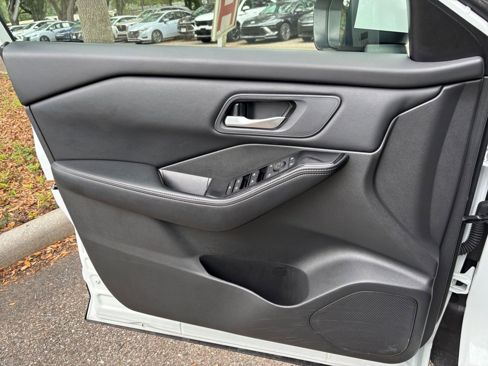 Used 2025 Nissan Rogue SV FWD image 18