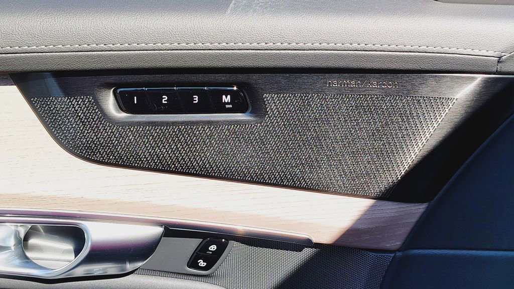 New 2026 Volvo XC90 B6 Plus w/ Protection Package Premier image 9