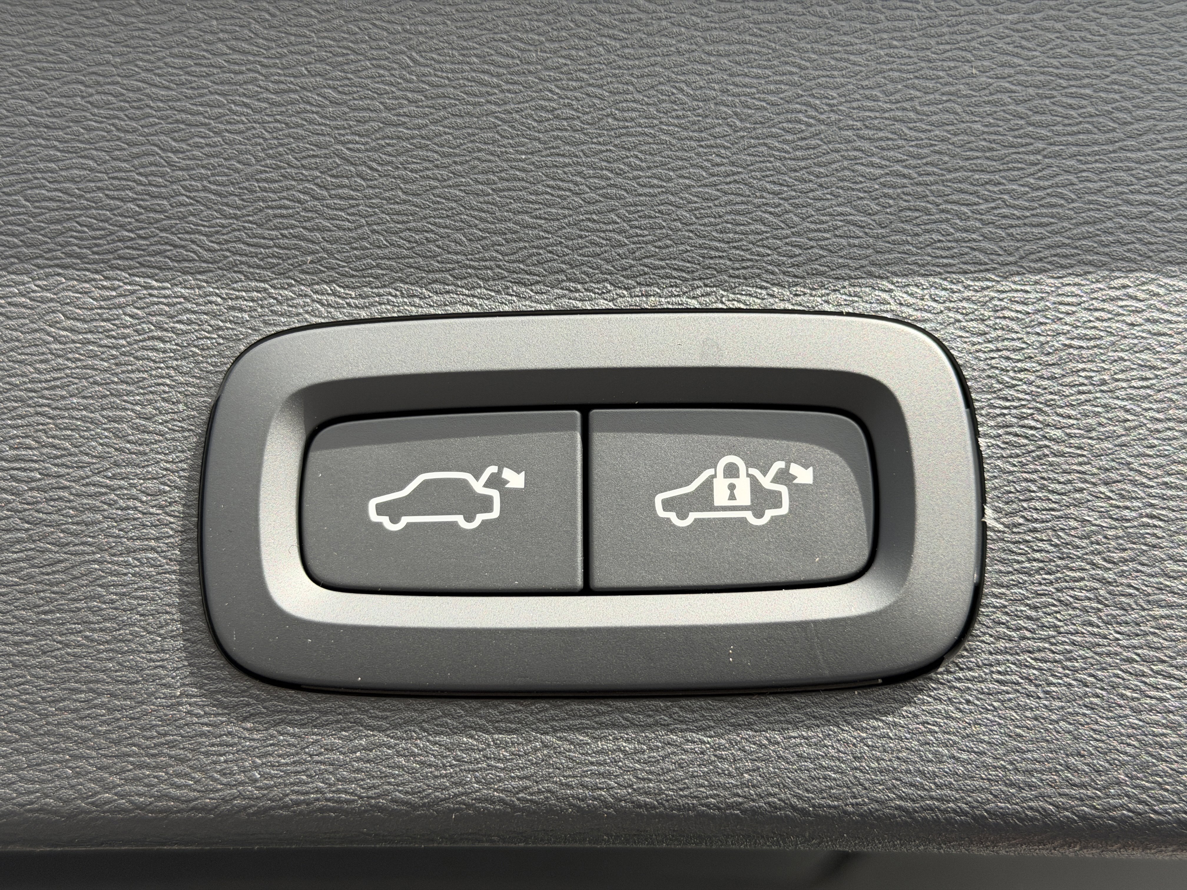 New 2026 Volvo XC40 B5 Core w/ Protection Package image 12