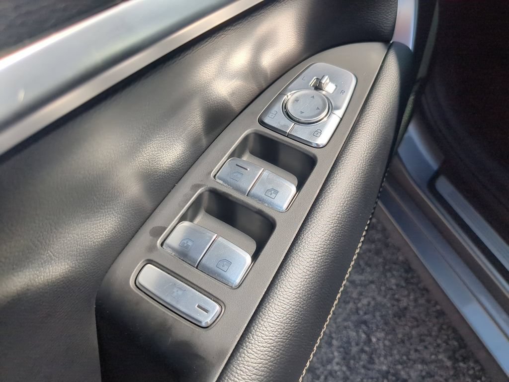Used 2025 Genesis G70 2.5T RWD image 17
