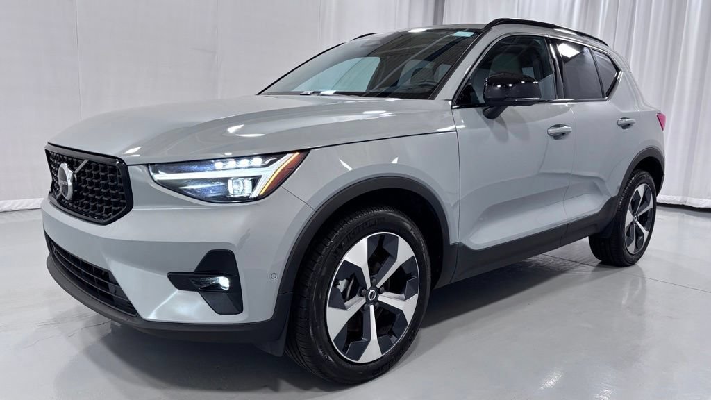 Certified 2026 Volvo XC40 B5 Plus AWD/4WD image 1