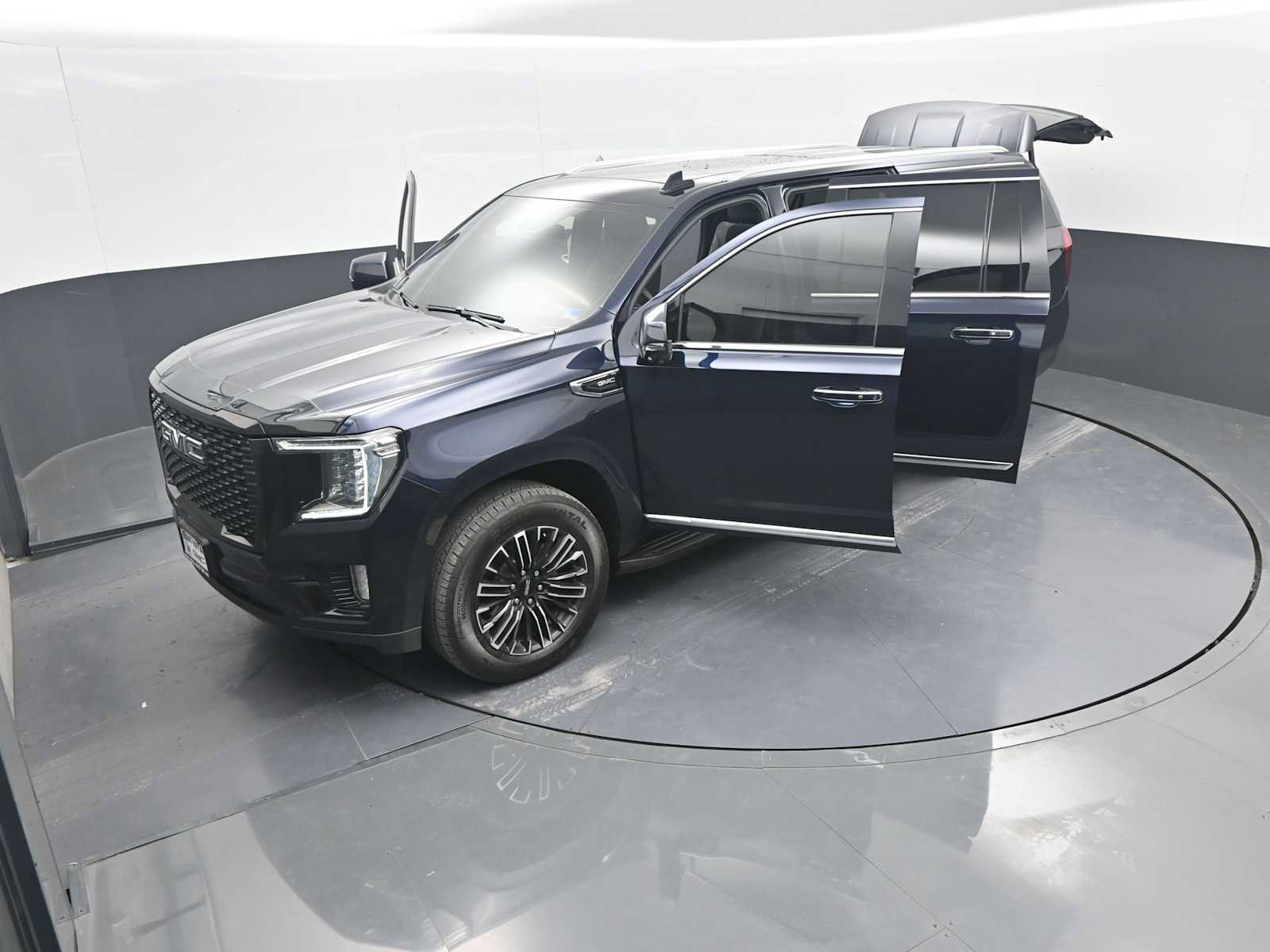 Used 2024 GMC Yukon XL SLT w/ SLT Luxury Package AWD/4WD image 56