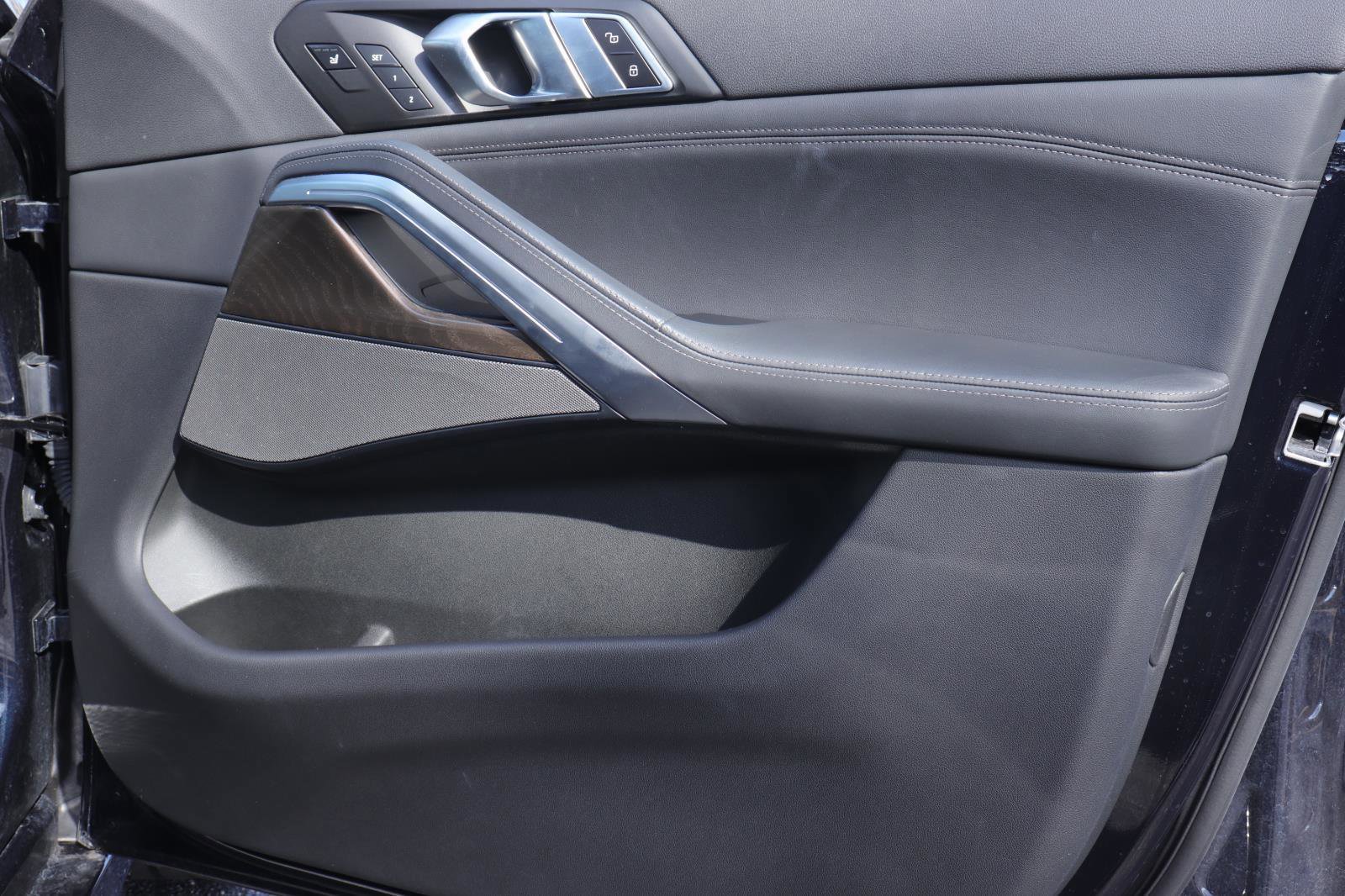 Used 2023 BMW X6 M50i w/ Executive Package image 19