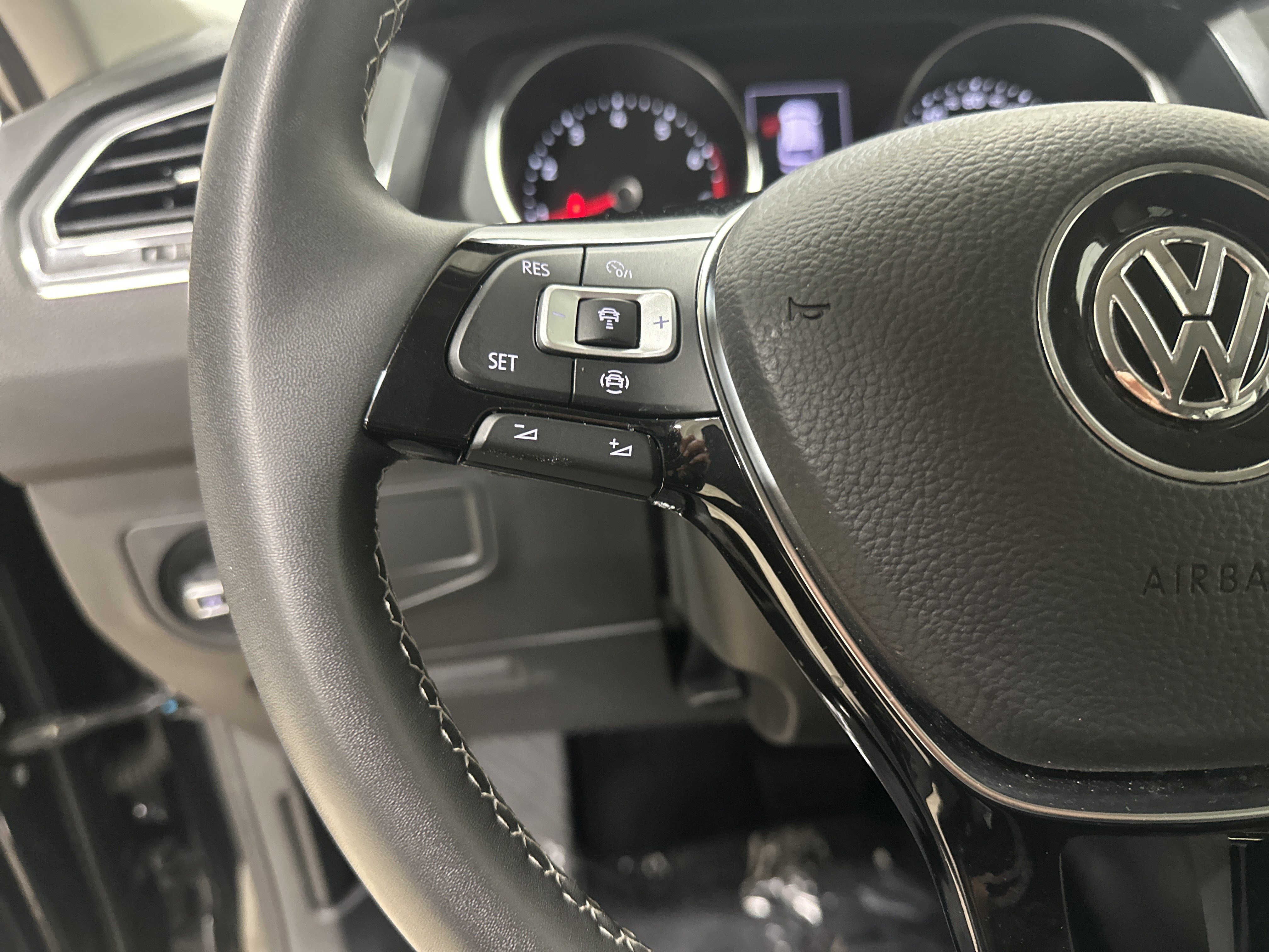 Used 2021 Volkswagen Tiguan SE AWD/4WD image 22