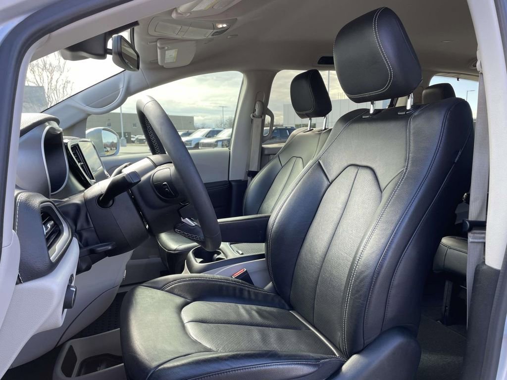 Used 2022 Chrysler Pacifica Touring-L image 7