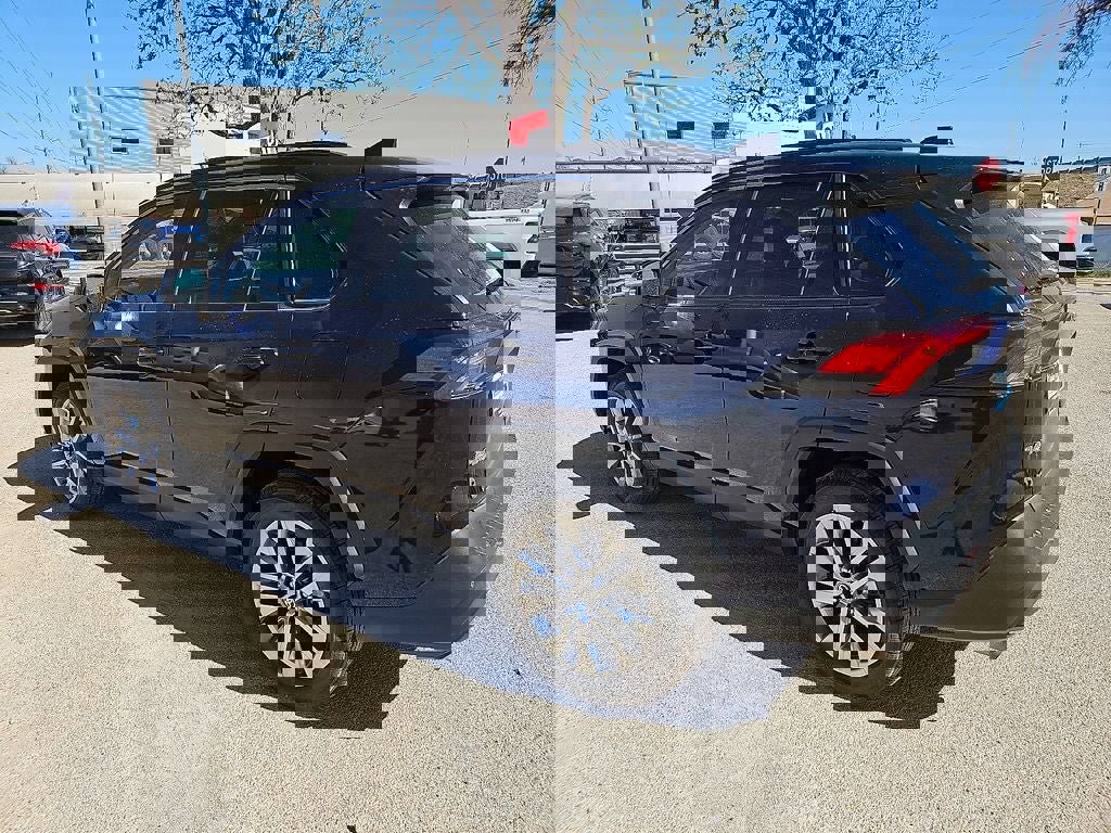 Used 2021 Toyota RAV4 XLE Premium image 4