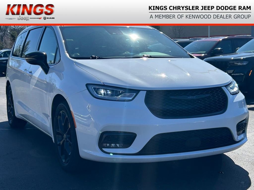 Certified 2025 Chrysler Pacifica Limited image 1