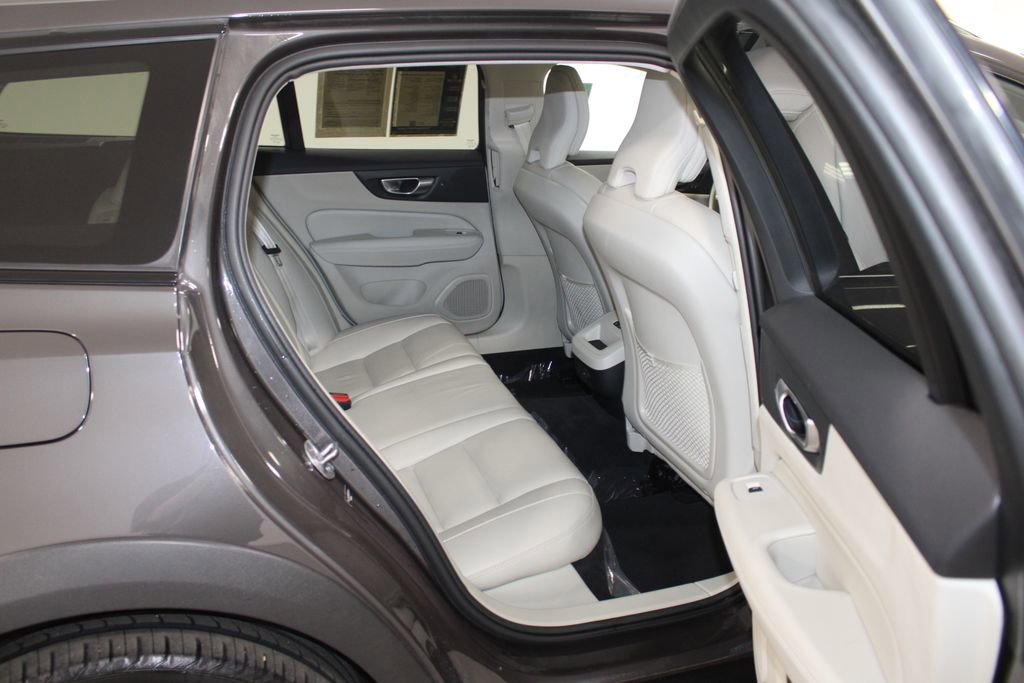 Used 2024 Volvo V60 B5 Cross Country Plus image 33