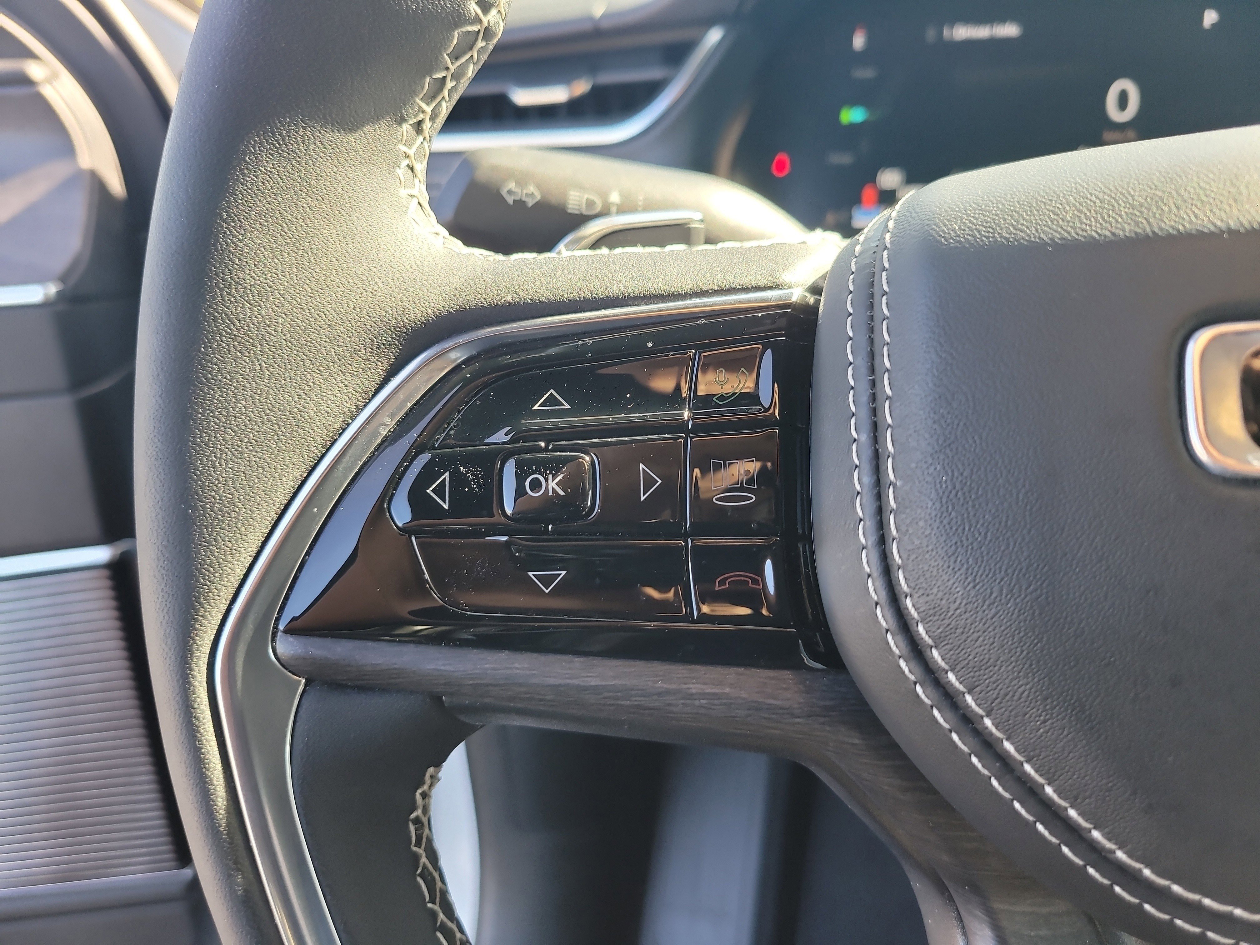 Used 2023 Jeep Grand Cherokee Overland w/ Luxury Tech Group IV image 28