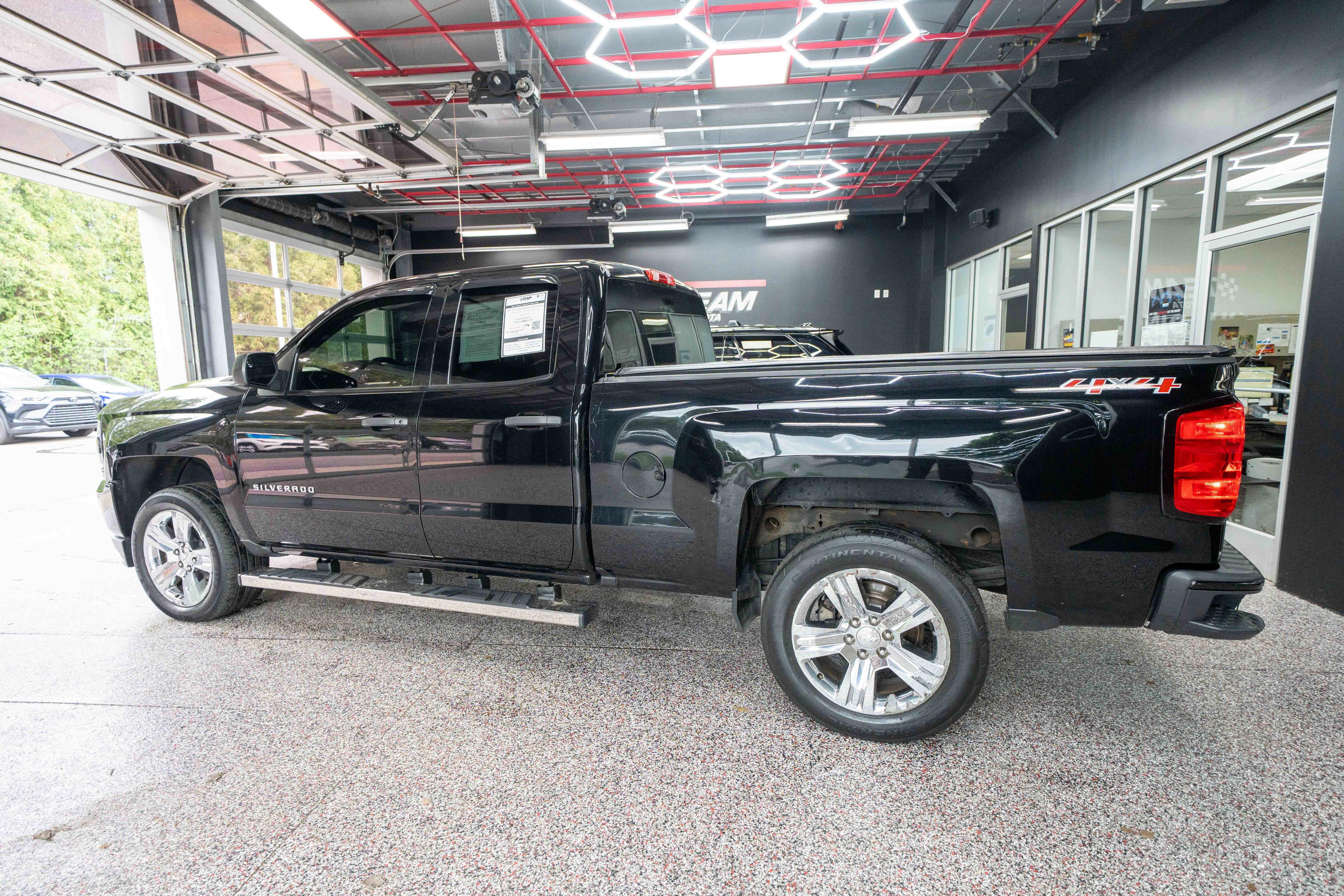 Used 2017 Chevrolet Silverado 1500 Custom w/ Custom Convenience Package AWD/4WD image 2