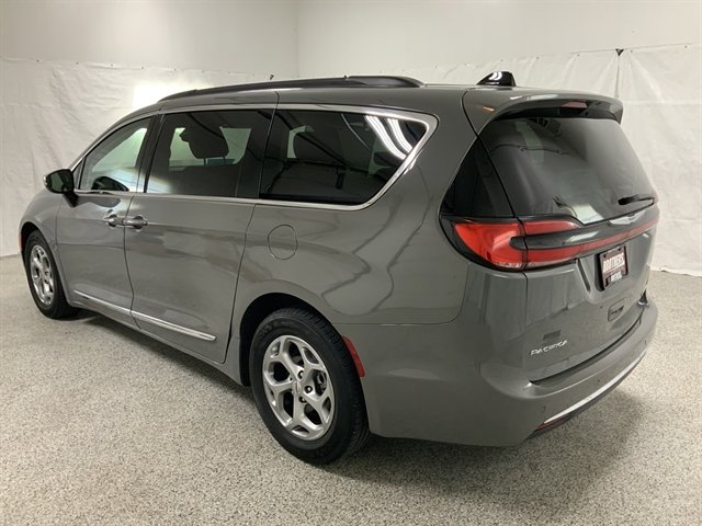 Used 2023 Chrysler Pacifica Limited image 3