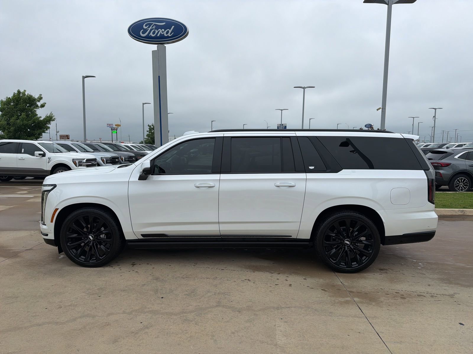 Used 2025 Cadillac Escalade ESV Sport Platinum image 2