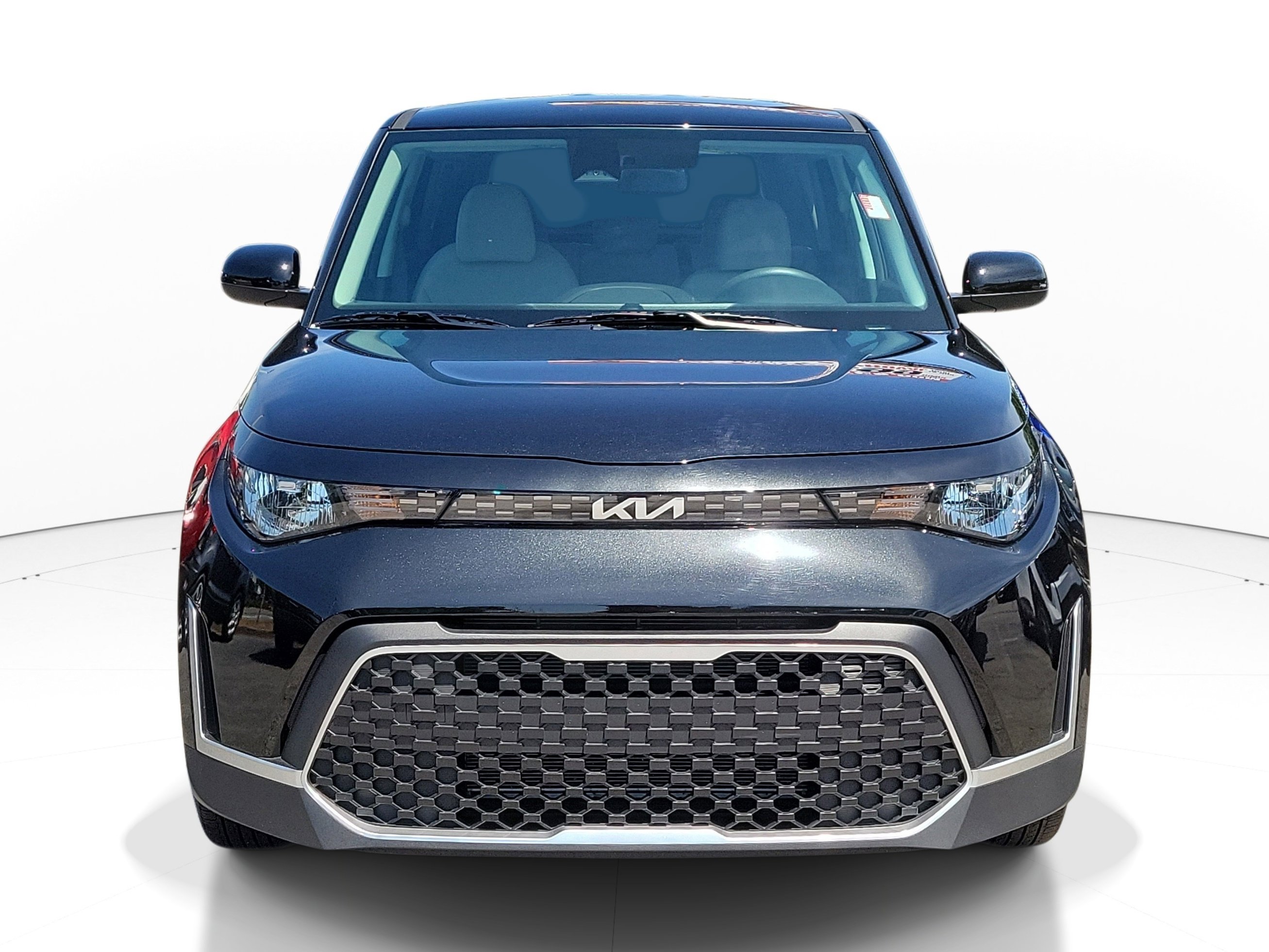 Used 2025 Kia Soul LX FWD image 2
