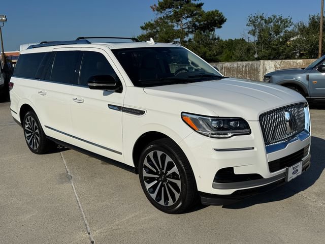 Used 2023 Lincoln Navigator L Reserve AWD/4WD image 3