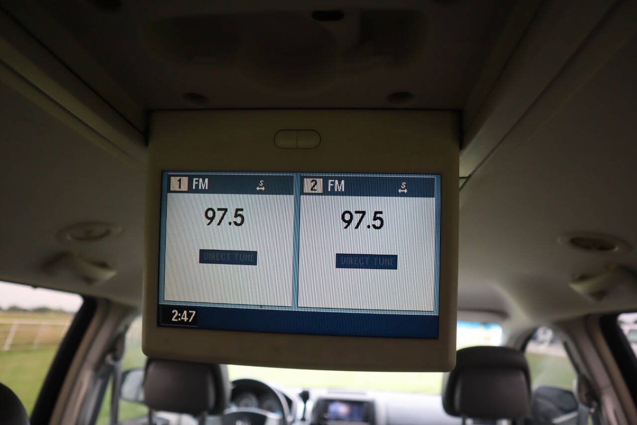 Used 2010 Volkswagen Routan SE FWD image 31