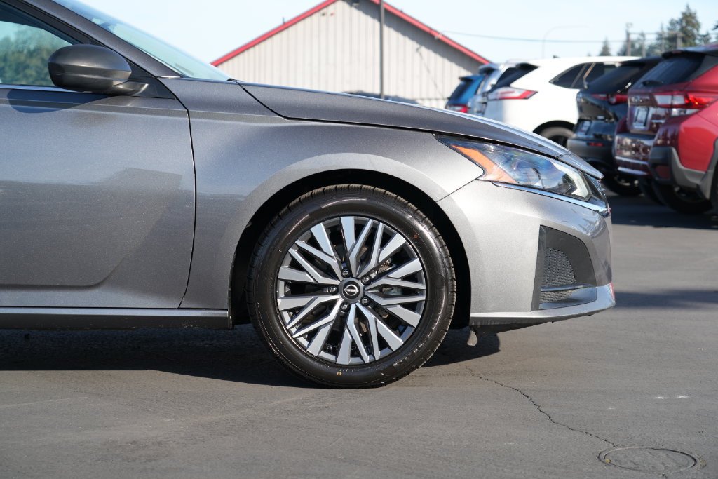 Used 2024 Nissan Altima 2.5 SV FWD image 7