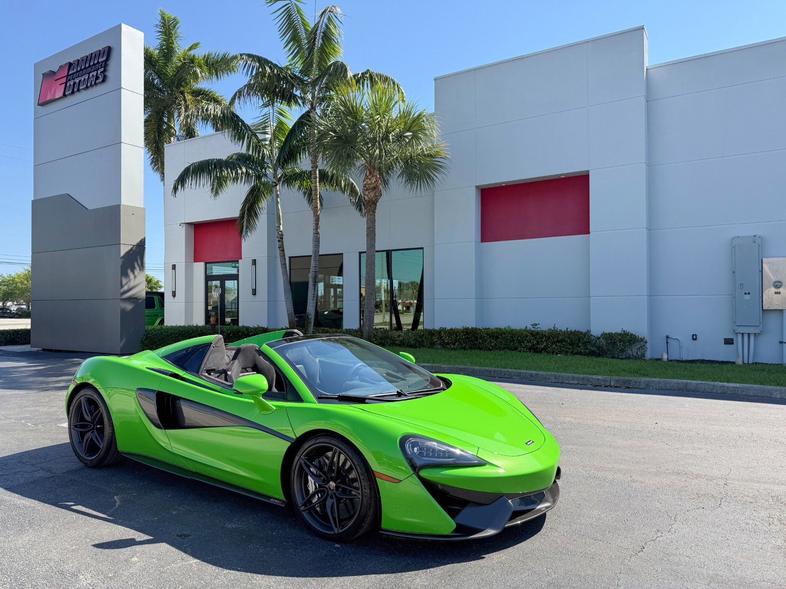 Used 2018 McLaren 570S Spider image 1