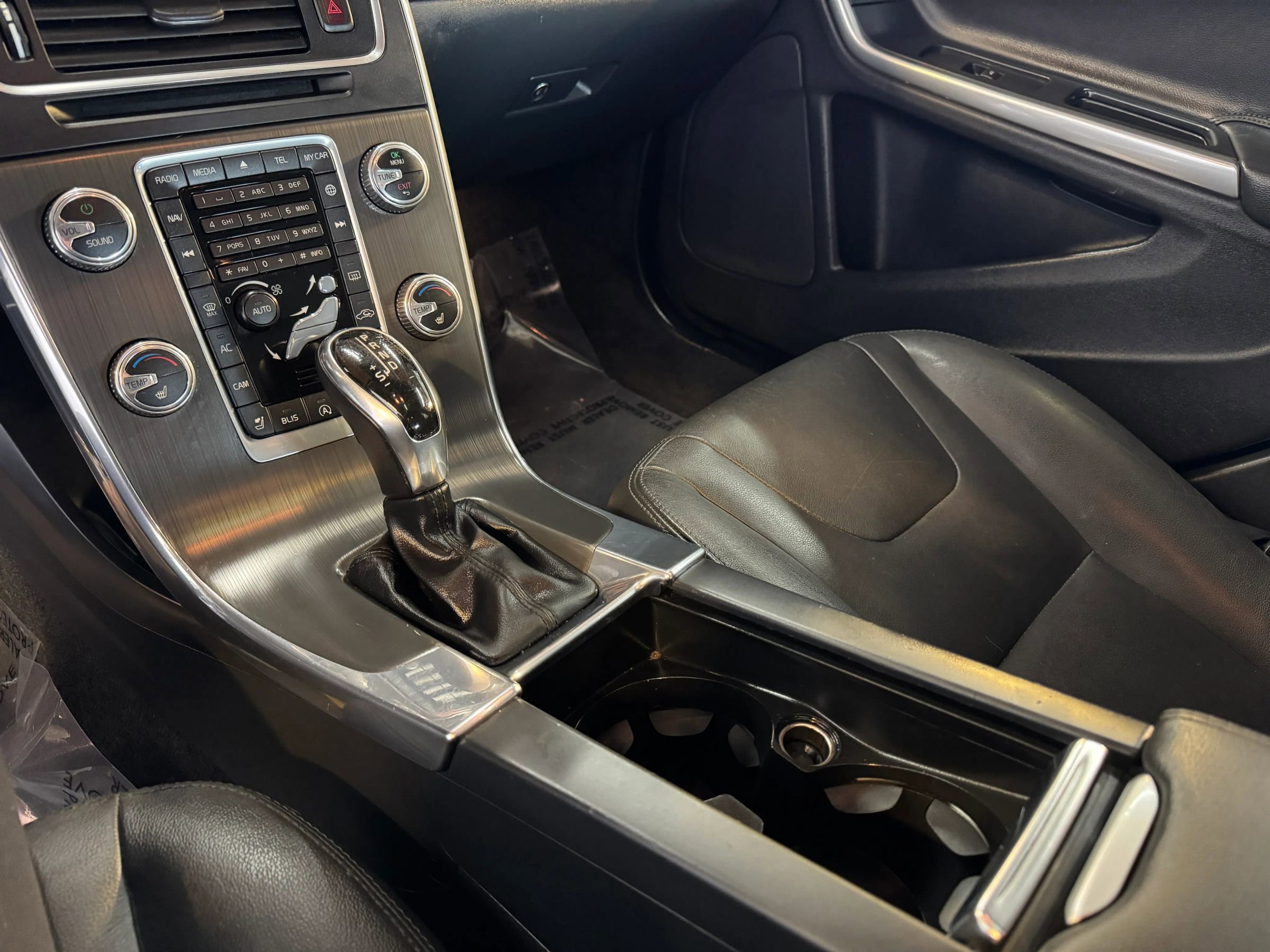 Used 2016 Volvo V60 T5 Premier w/ Convenience Package image 18