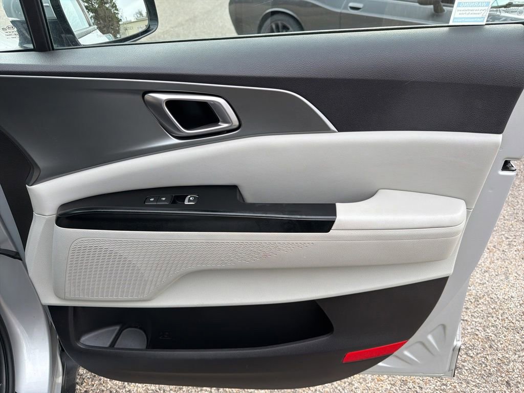 Used 2022 Kia Carnival LX image 25