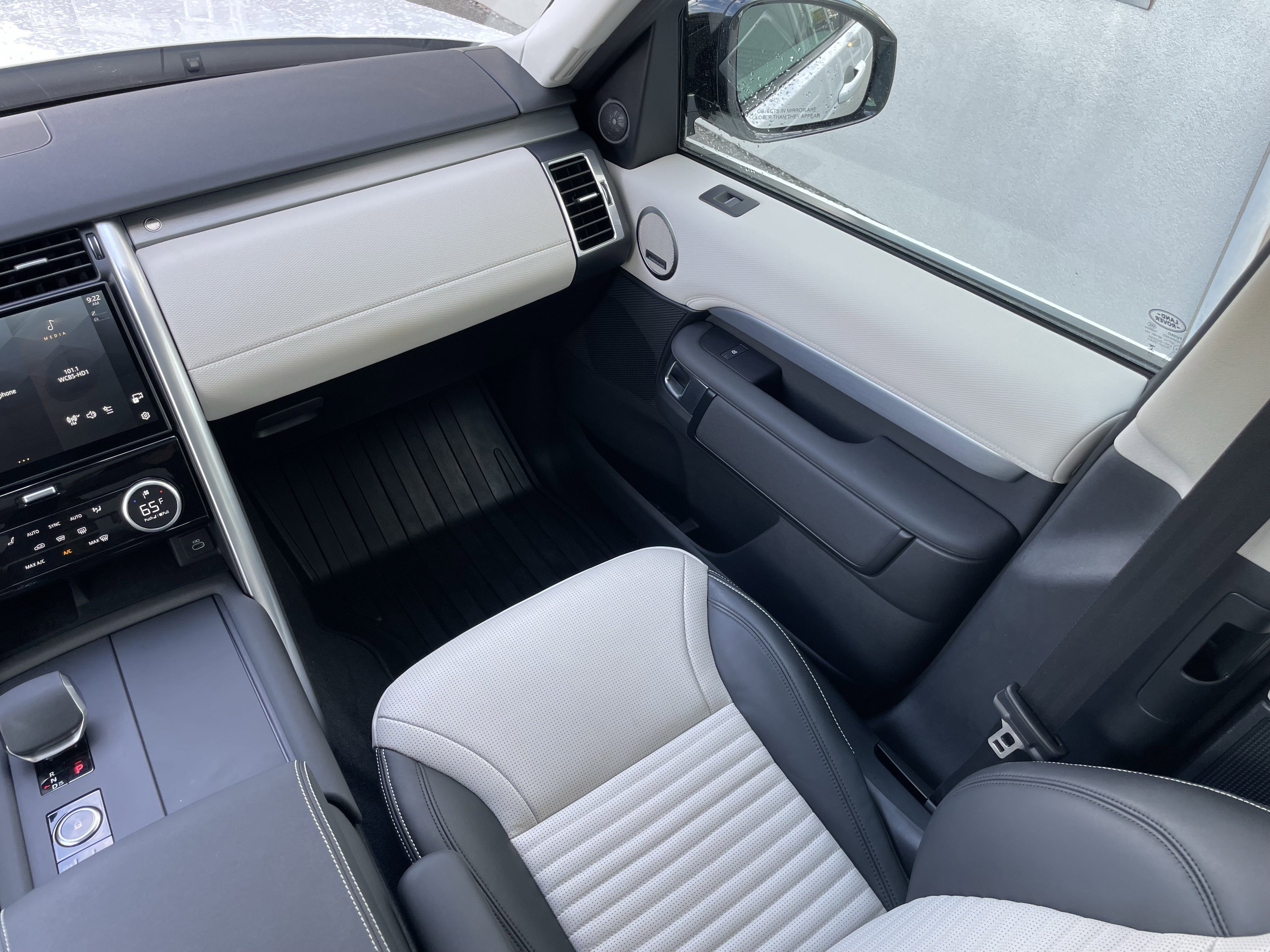 Used 2025 Land Rover Discovery Dynamic SE AWD/4WD image 18