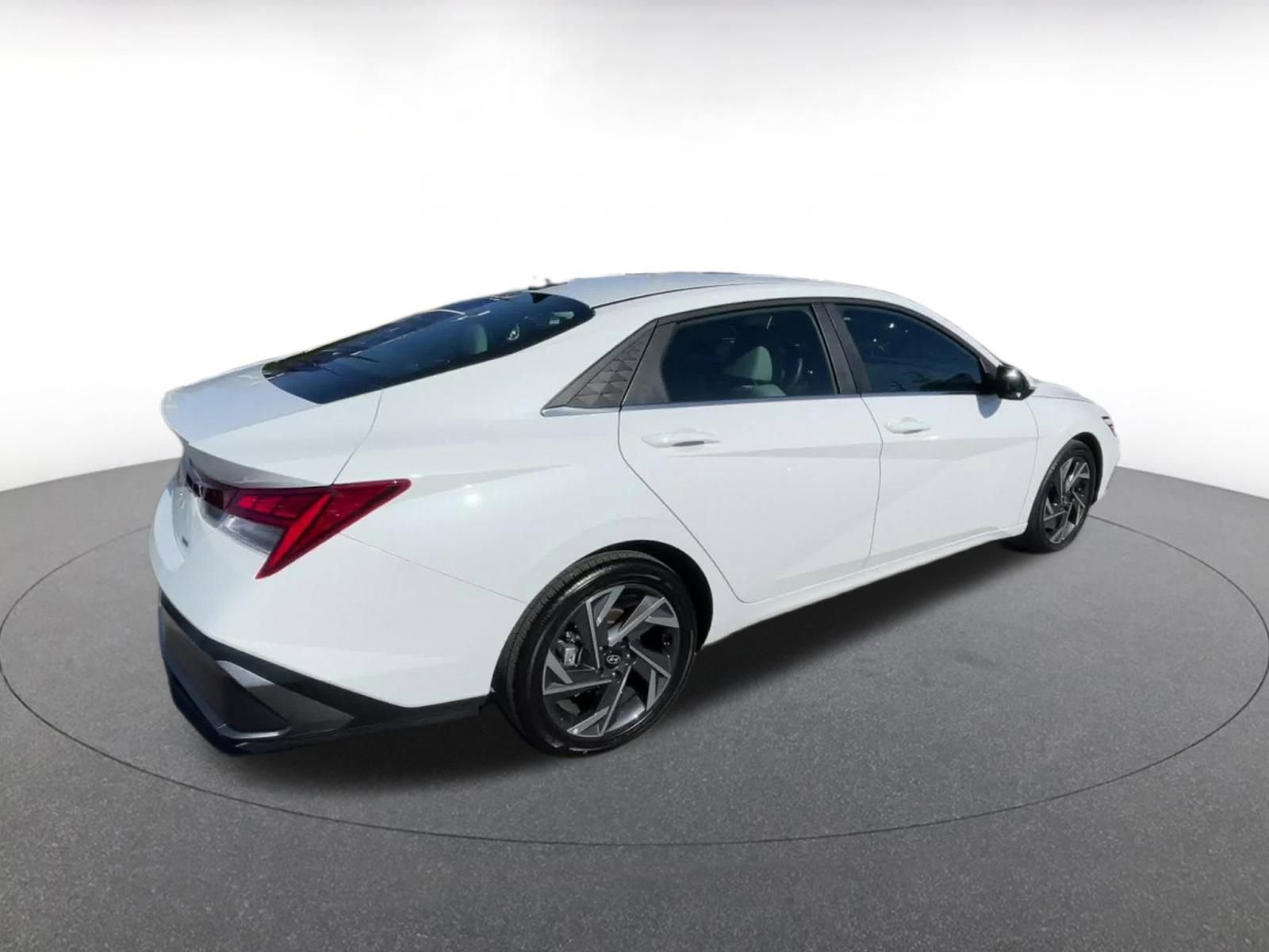 Used 2025 Hyundai Elantra Limited image 15