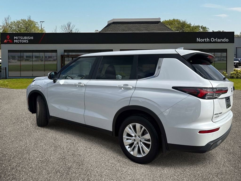 Used 2025 Mitsubishi Outlander ES image 3