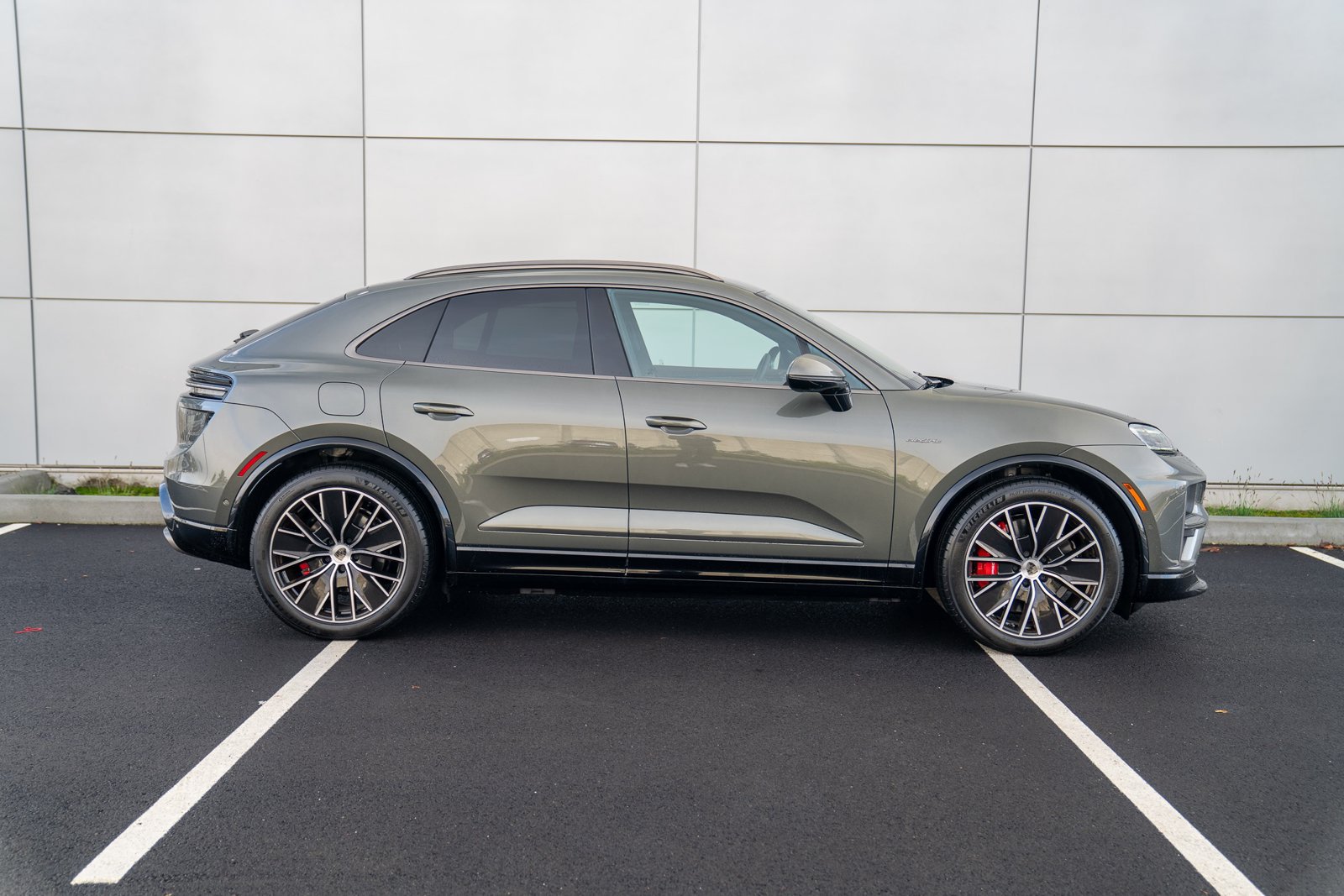 Certified 2025 Porsche Macan Turbo Electric AWD/4WD image 8