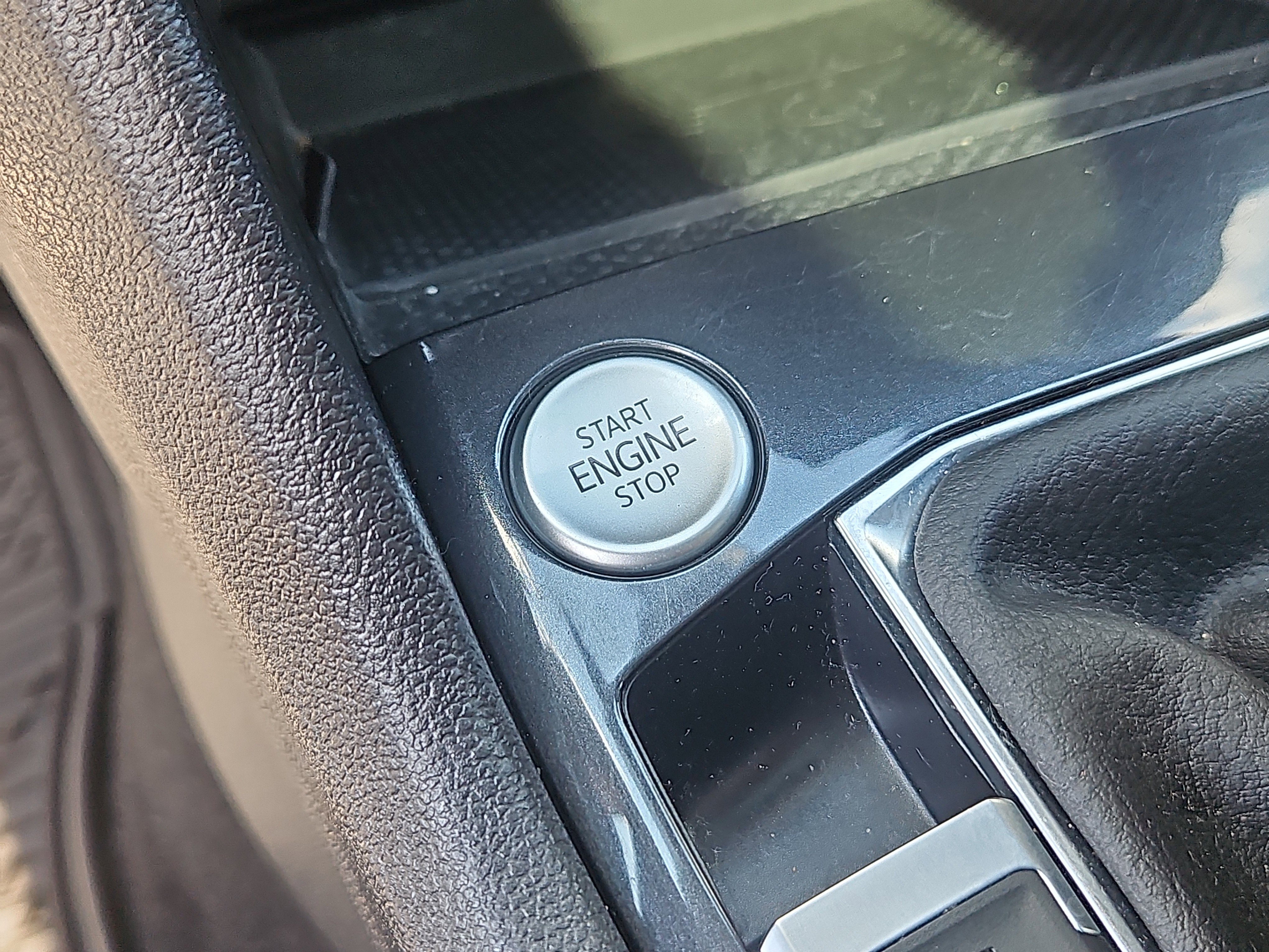 Used 2023 Volkswagen Tiguan SE R-Line image 16