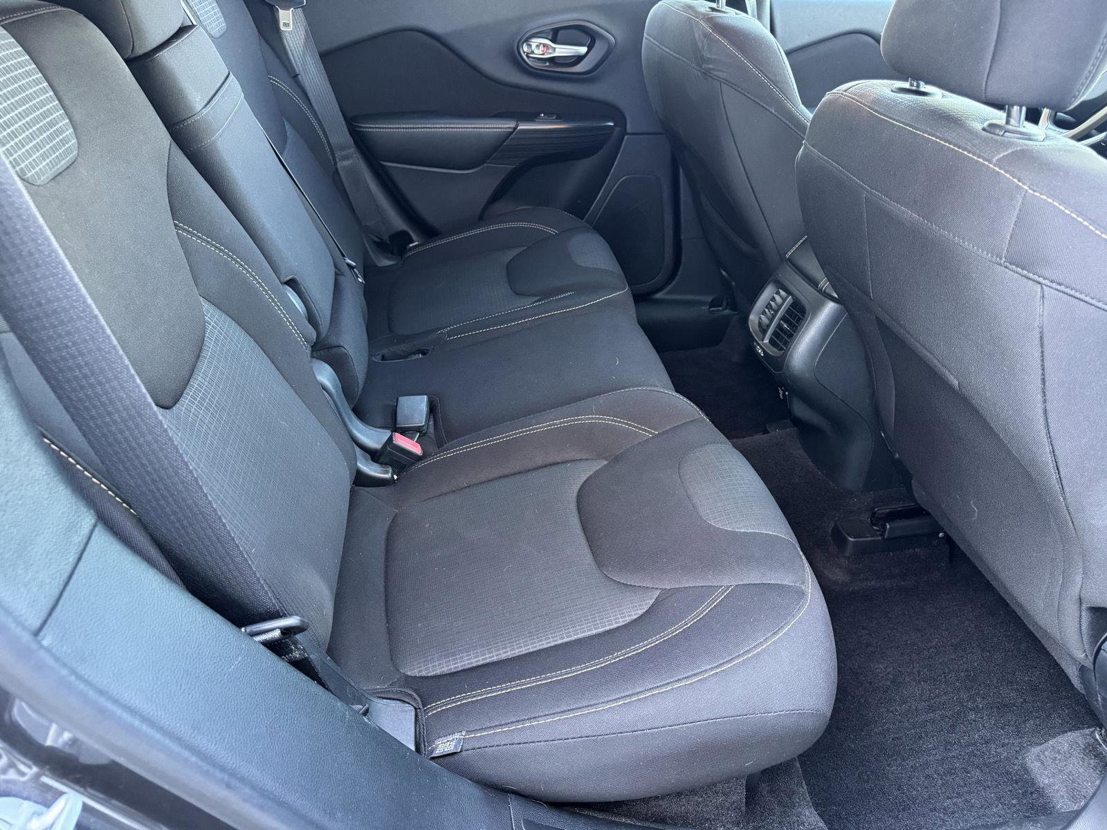 Used 2016 Jeep Cherokee Latitude w/ Cold Weather Group image 18