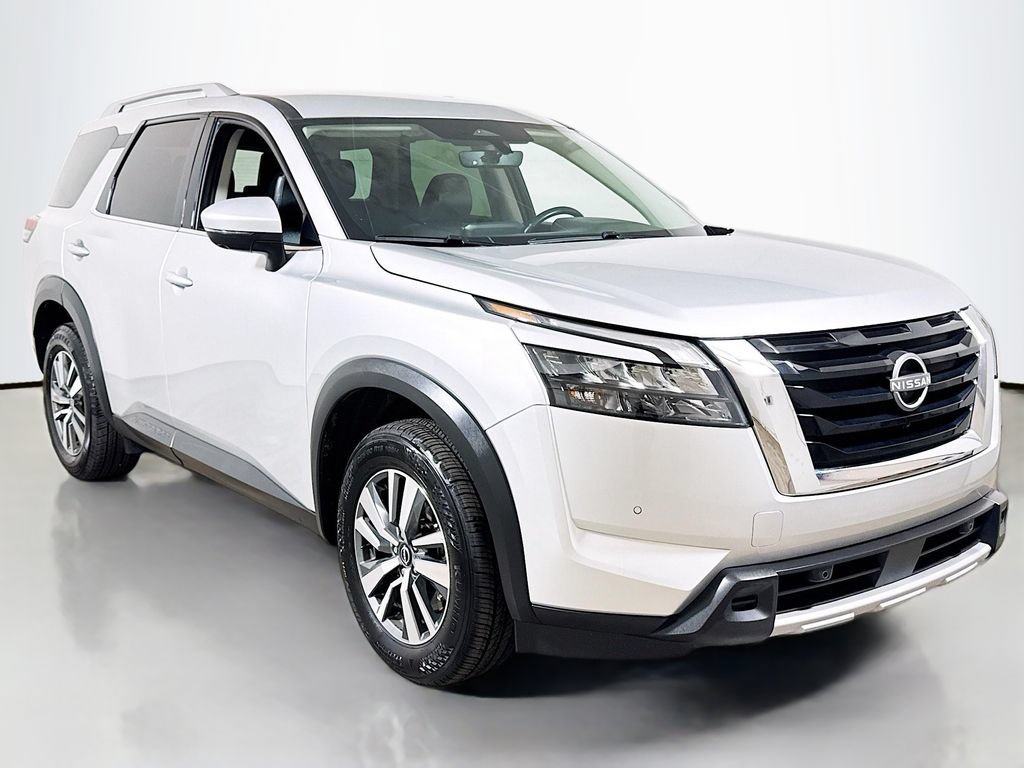 Used 2025 Nissan Pathfinder SL FWD image 3