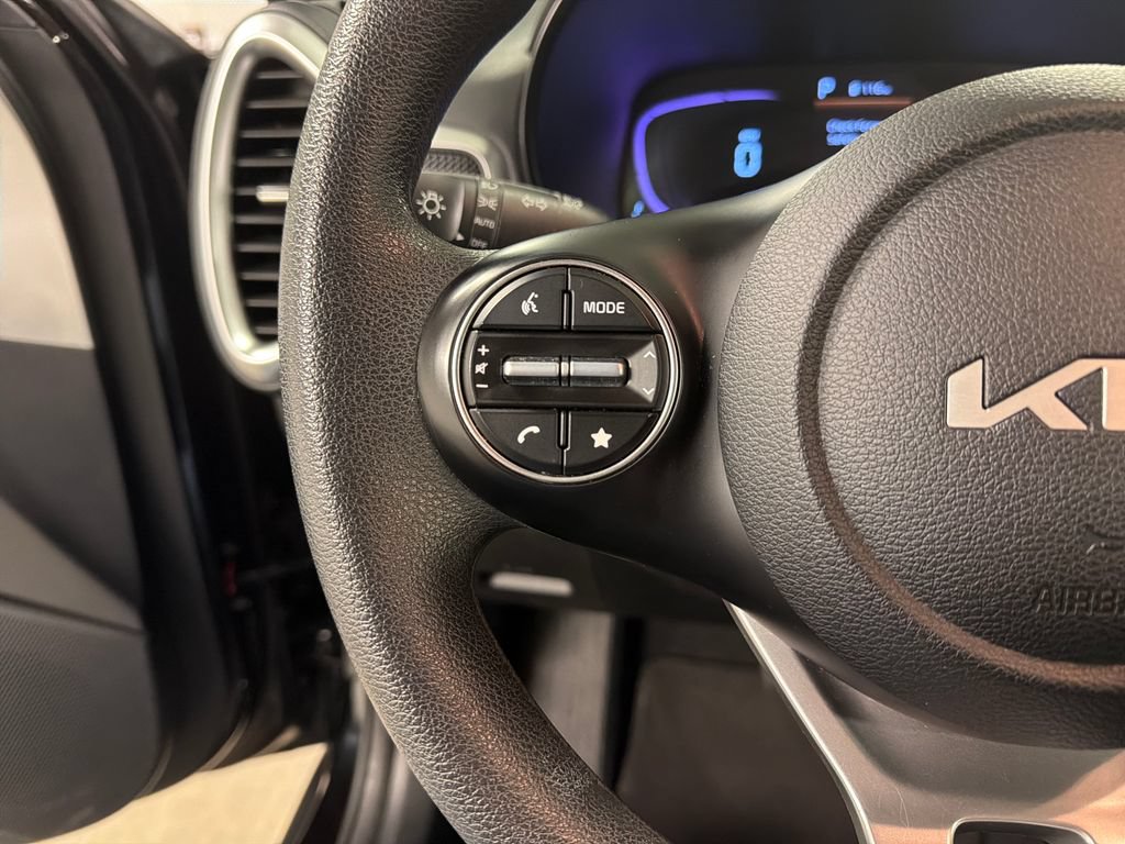 Used 2025 Kia Soul LX w/ LX Technology Package FWD image 30