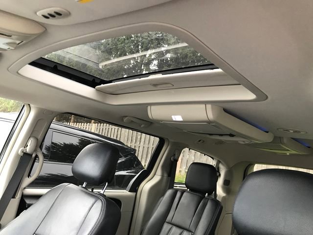 Used 2014 Chrysler Town & Country Touring w/ Driver Convenience Group image 9