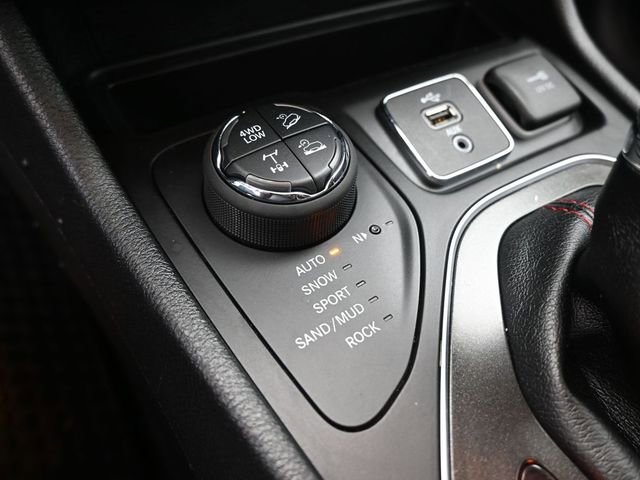 Used 2019 Jeep Cherokee Trailhawk image 4