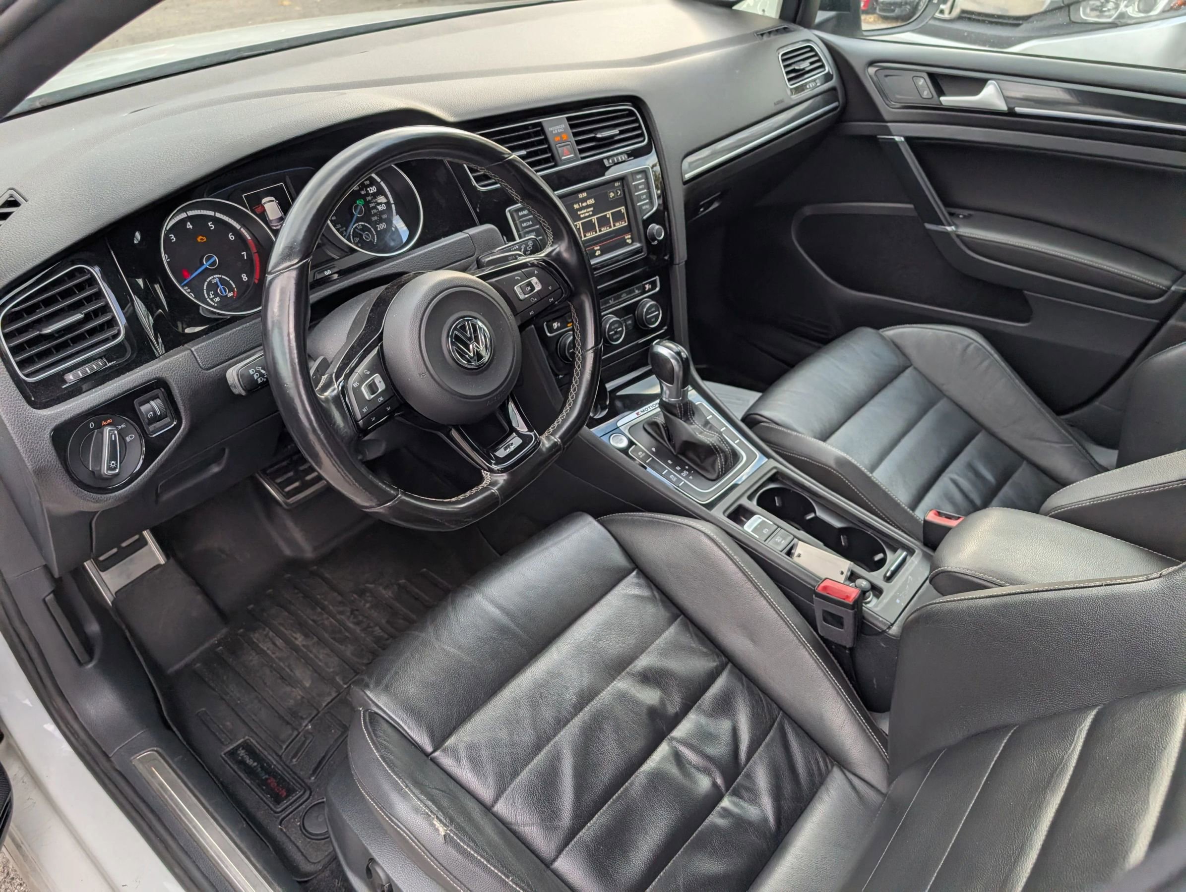 Used 2016 Volkswagen Golf 4-Door image 11