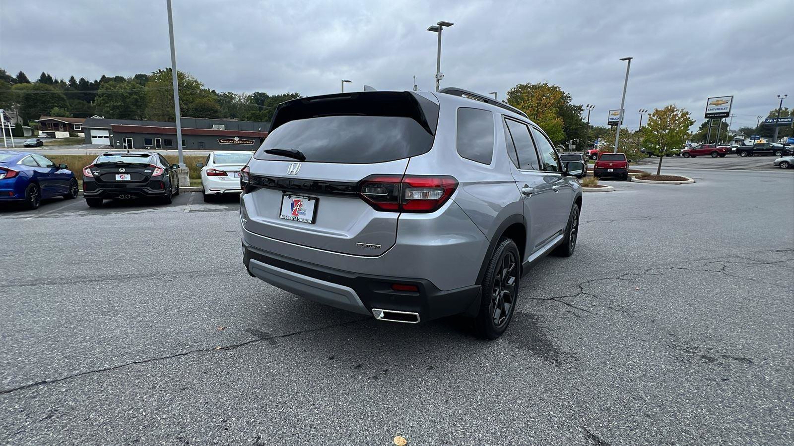 New 2025 Honda Pilot Touring image 4