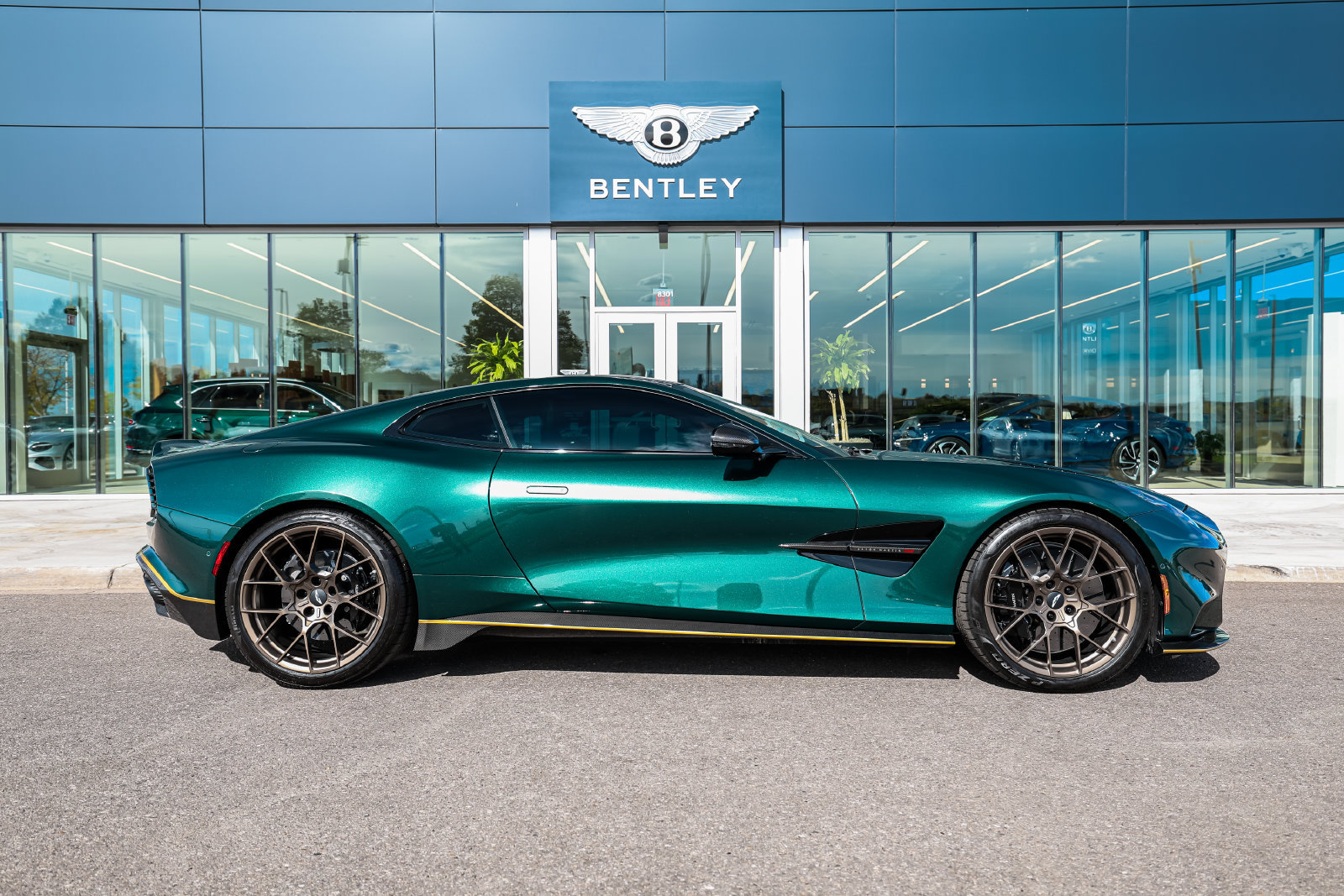 Used 2025 Aston Martin Vanquish RWD image 14