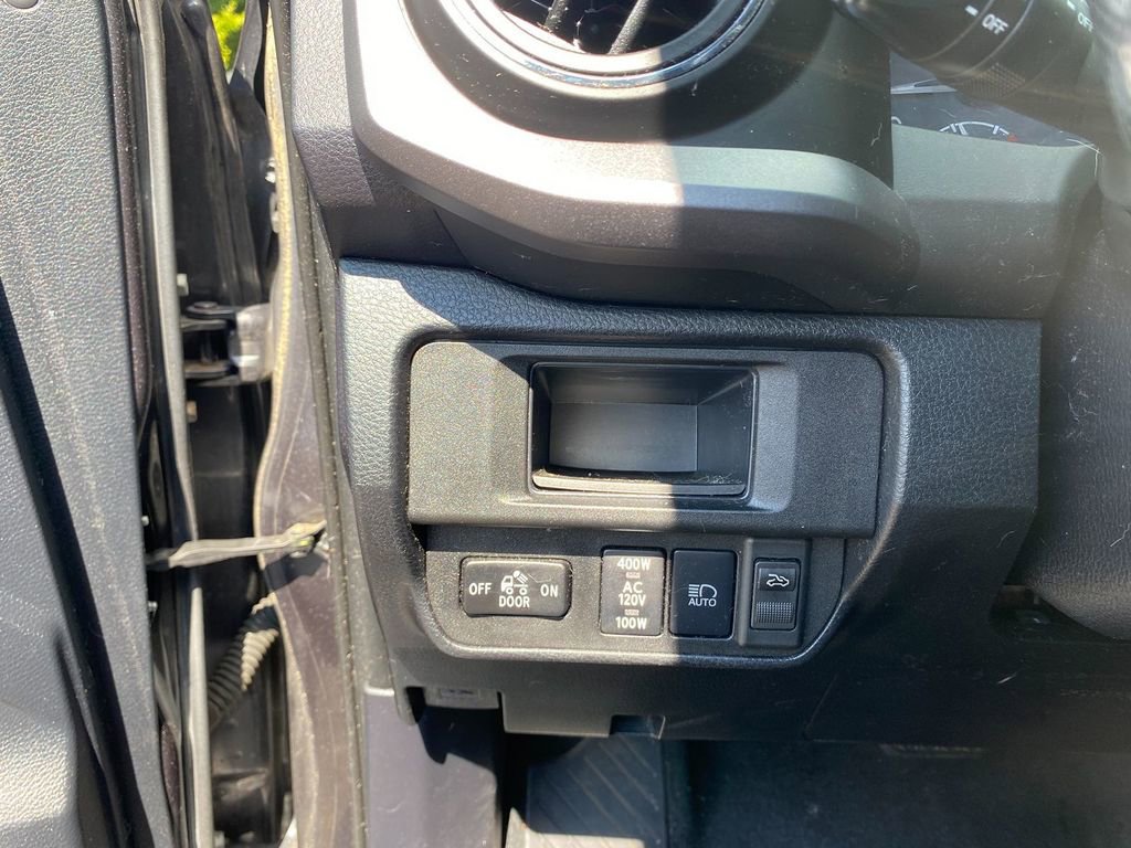 Used 2018 Toyota Tacoma TRD Off-Road w/ Technology Package AWD/4WD image 14