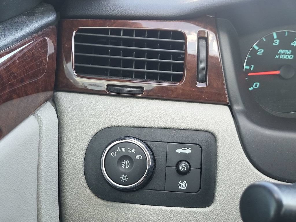 Used 2011 Chevrolet Impala LT w/ Luxury Edition Package FWD image 21